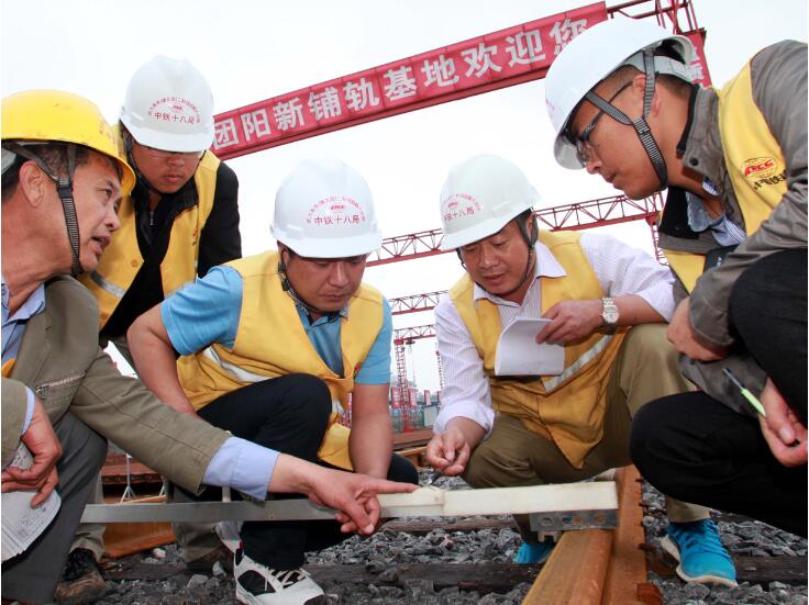 中國鐵建十八局集團二公司武九客專500米長軌鋪設技術創(chuàng)新側(cè)記